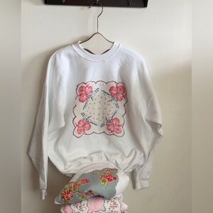 Vintage Deadstock Xl sweatshirt
A white crewneck with a vintage 1940’s hankie